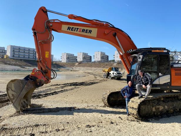 Niedriges Grundwasser: Die Firma Reiterer beim Ausbaggern des Föhrensee in Wiener Neustadt.