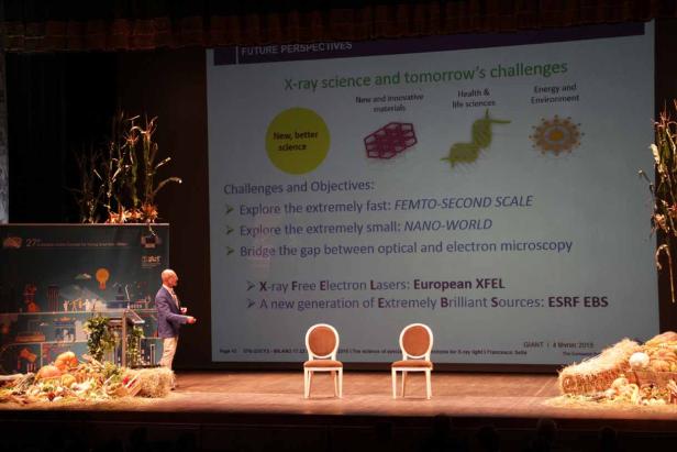 Ein Mann präsentiert auf einer Bühne Röntgenwissenschaft und zukünftige Herausforderungen.