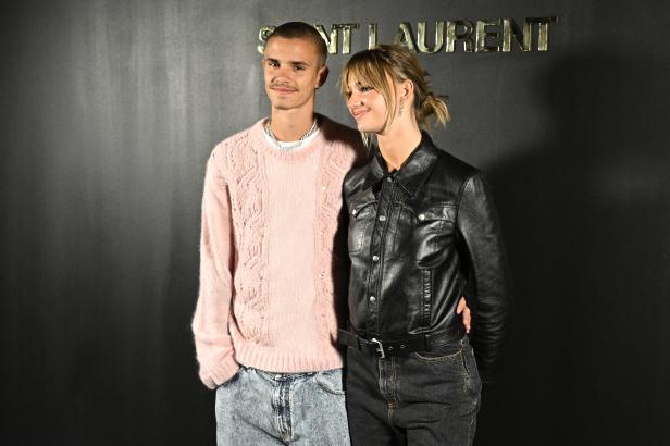 Seltenheit: Romeo Beckham mit Freundin und Mama Victoria bei Modeschau