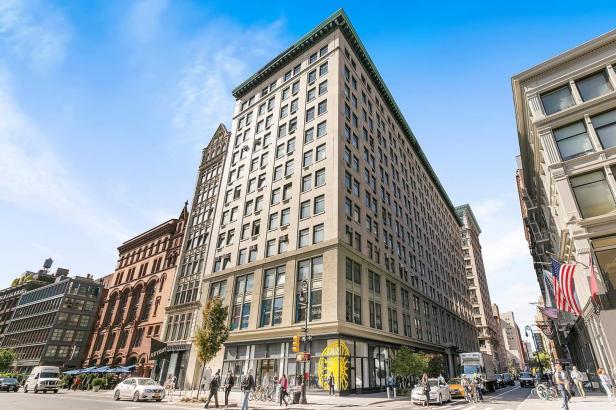 Ein großes Bürogebäude in einer belebten Straße in New York City.