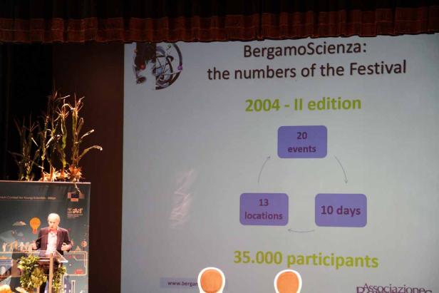 Ein Mann hält eine Präsentation über die Statistik des Festivals BergamoScienza.