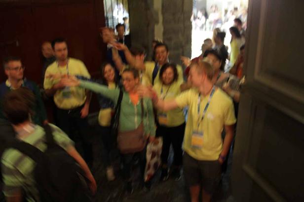 Eine Gruppe von Menschen verlässt ein Gebäude.