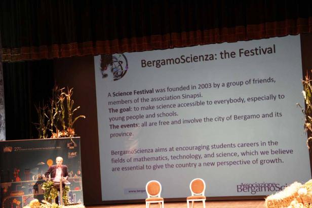 Ein Redner auf einer Bühne während des Festivals BergamoScienza.