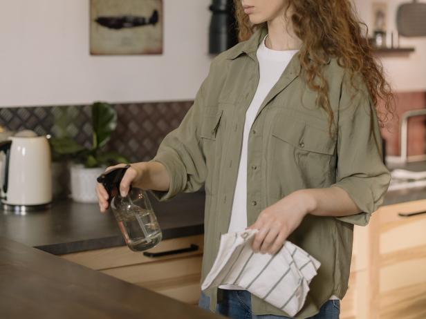 Neue Studie: Übernehmen Frauen noch immer den Großteil der Hausarbeit?