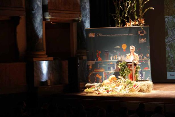 Eine Frau spricht auf einer Bühne beim 27. Europäischen Wettbewerb für junge Wissenschaftler.