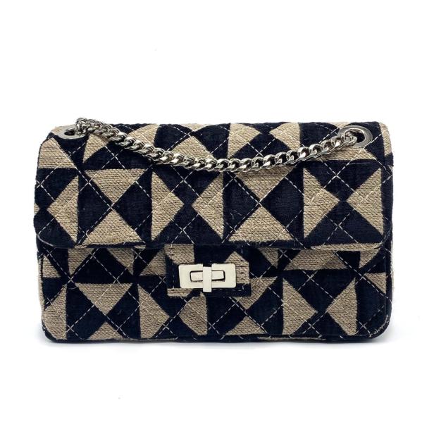 Eine gesteppte Handtasche mit Rautenmuster und silberner Kette.
