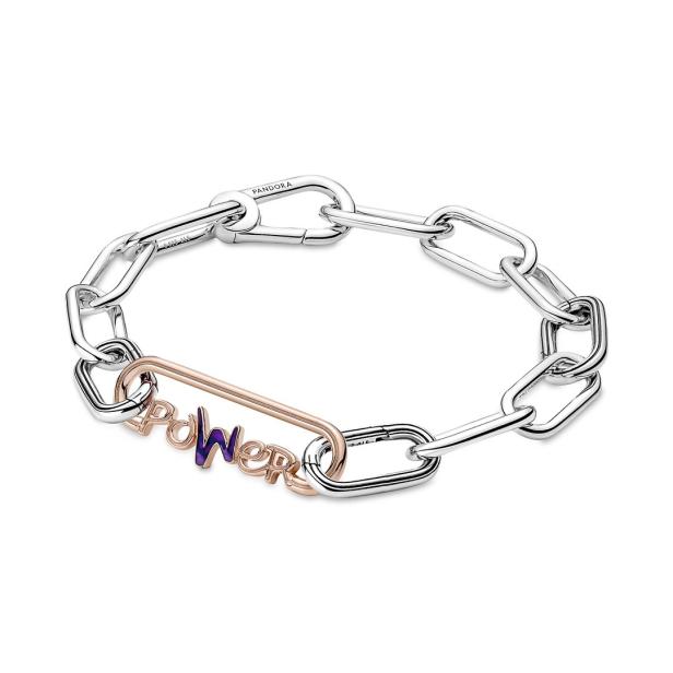 Ein silbernes Pandora-Kettengliederarmband mit einem roségoldenen Anhänger, der das Wort „Power“ in lila Buchstaben zeigt.
