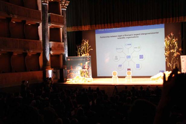 Ein Vortrag auf einer Bühne mit Publikum über die Partnerschaft europäischer Forschungsorganisationen.