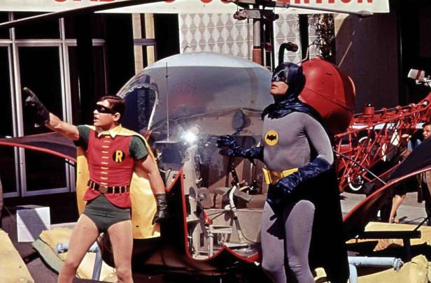 Batman und Robin stehen vor dem Batcopter aus der Fernsehserie der 1960er Jahre.