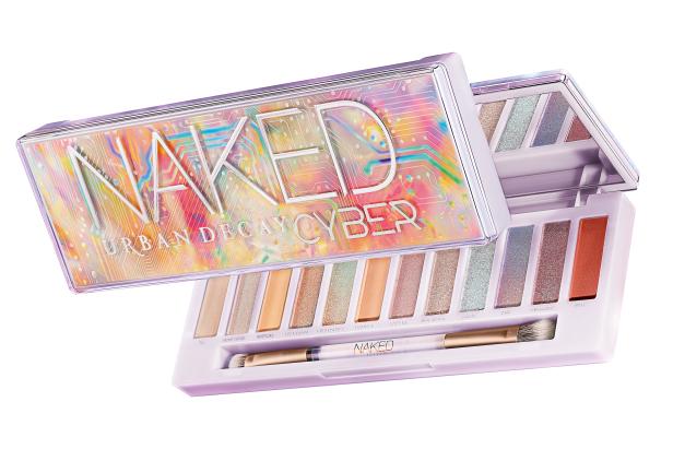 Eine geöffnete „Urban Decay Naked Cyber“-Lidschattenpalette mit verschiedenen Farben und einem Pinsel.