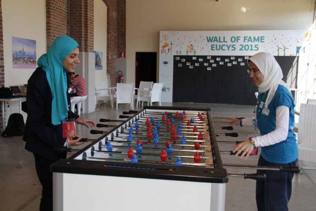 Zwei Frauen mit Hijab spielen Tischfußball.