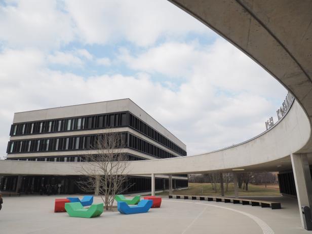 Das ICG Forschungszentrum mit bunten Sitzgelegenheiten im Außenbereich.