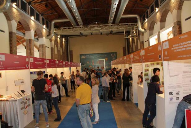 Besucher betrachten Poster auf einer Konferenz oder Ausstellung.