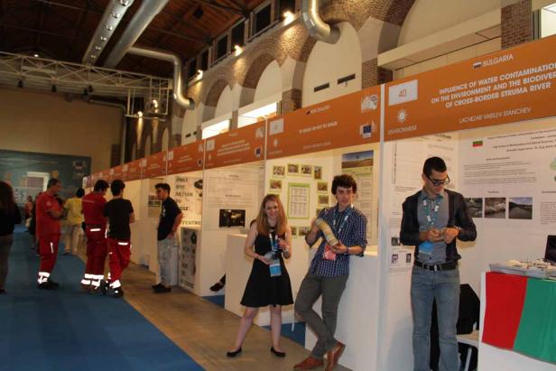 Besucher betrachten Stände auf einer Konferenz über Umwelt und Biodiversität.