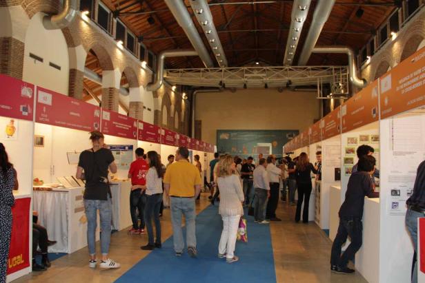 Besucher auf einer Lebensmittelmesse in einer Halle mit Ziegelgewölbe.