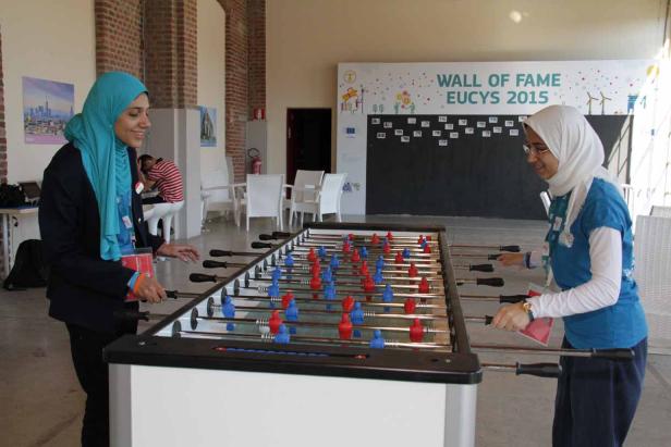 Zwei Frauen mit Hijab spielen Tischfußball.