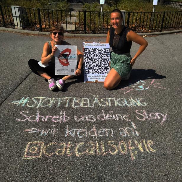 Protest mit Straßenkreide gegen die Belästigung von Frauen