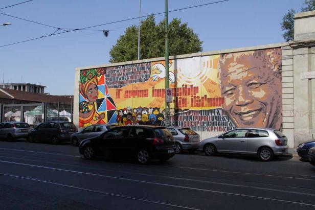 Ein Wandgemälde mit dem Porträt von Nelson Mandela in Mailand.