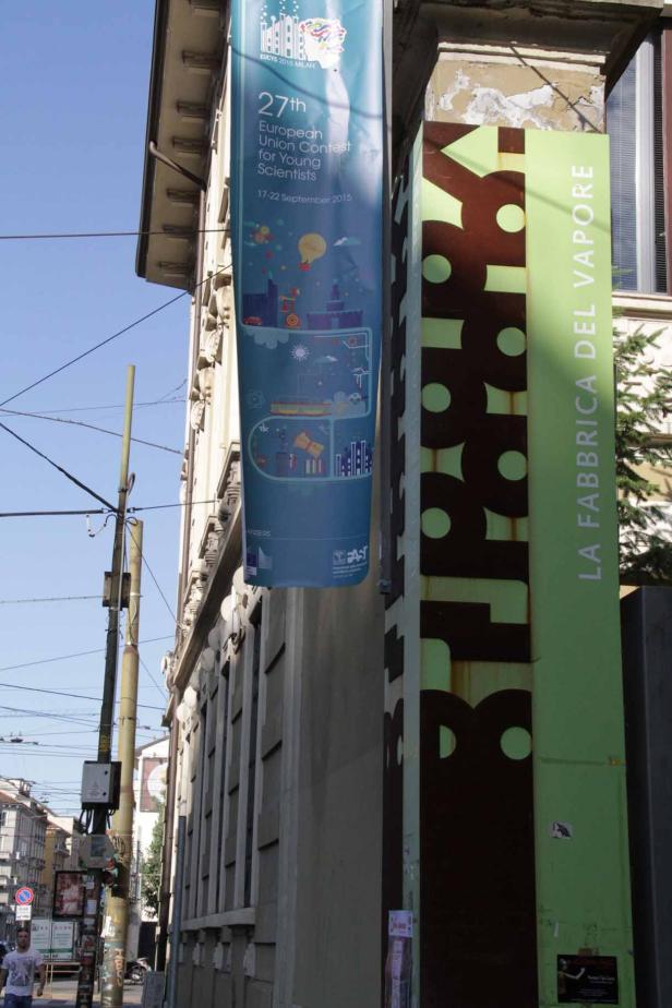 Ein Banner für den 27. Europäischen Wettbewerb für junge Wissenschaftler in Mailand.