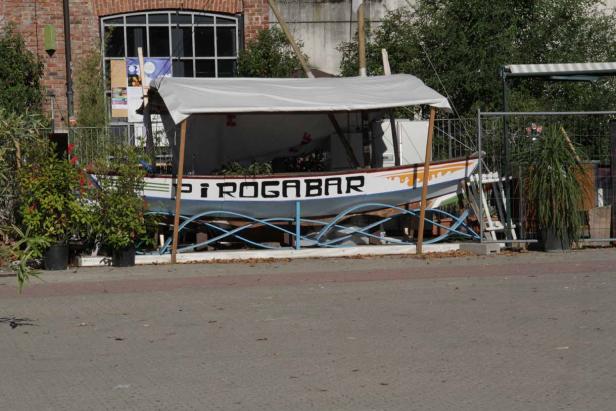 Ein zum Verkaufsstand umgebautes Boot mit der Aufschrift „Pirogabar“.