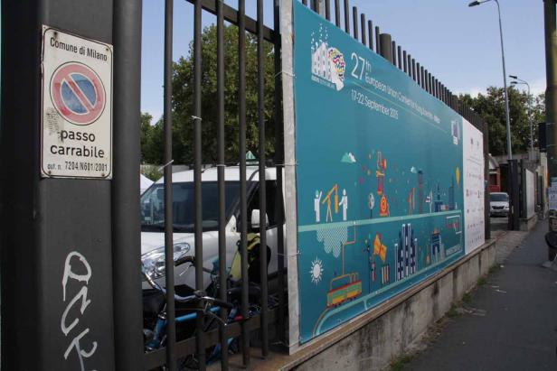 Ein Schild wirbt für den 27. Europäischen Wettbewerb für junge Wissenschaftler in Mailand, 2015.