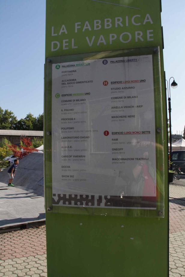 Ein Schild mit dem Titel „La Fabbrica del Vapore“ und einer Liste von Einrichtungen.