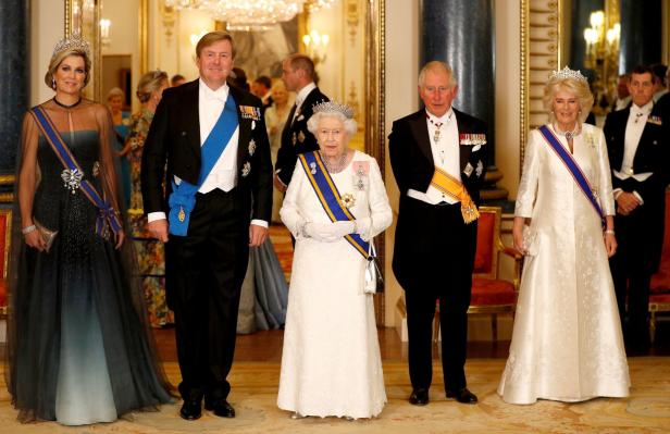 Königin Máxima, König Willem-Alexander, Königin Elisabeth II., König Charles III. und Königin Camilla posieren für ein Foto.