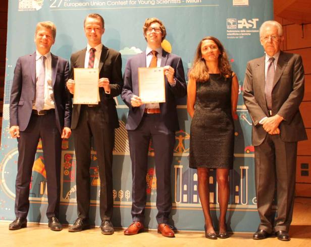 Fünf Personen posieren vor einem Banner des Europäischen Wettbewerbs für junge Wissenschaftler.