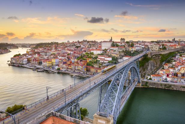 Die Dom Luís I Brücke überspannt den Douro-Fluss in Porto bei Sonnenuntergang.