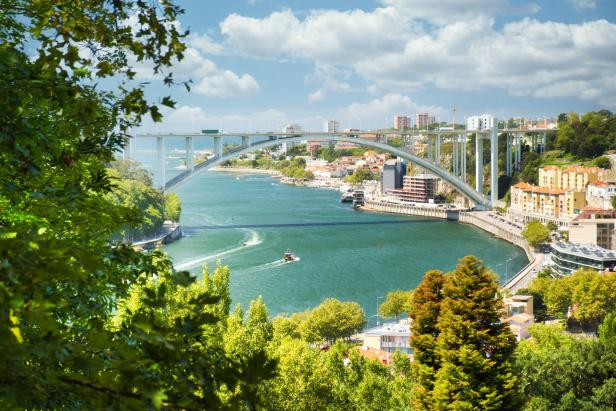 Die Ponte da Arrábida überspannt den Douro in Porto, Portugal.