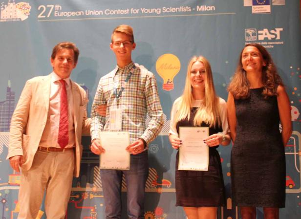 Preisträger des 27. Europäischen Wettbewerbs für junge Wissenschaftler in Mailand posieren mit ihren Urkunden.