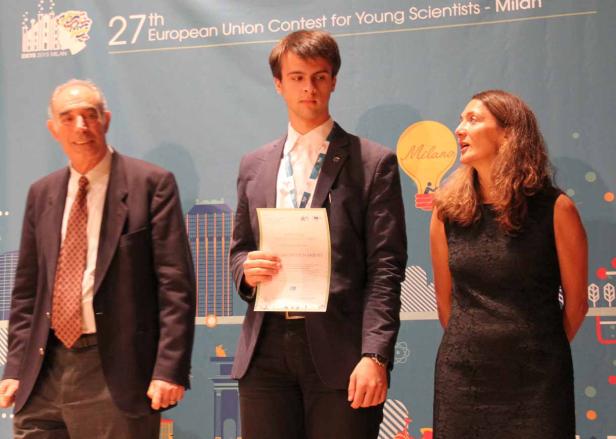 Ein junger Wissenschaftler wird beim 27. Europäischen Wettbewerb für junge Wissenschaftler in Mailand ausgezeichnet.