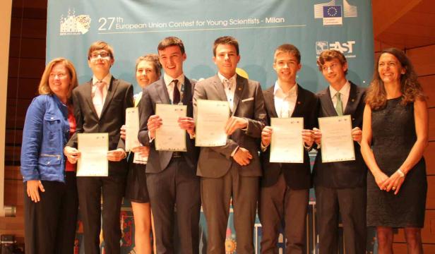 Eine Gruppe junger Wissenschaftler posiert mit ihren Urkunden beim 27. Europäischen Wettbewerb für junge Wissenschaftler in Mailand.