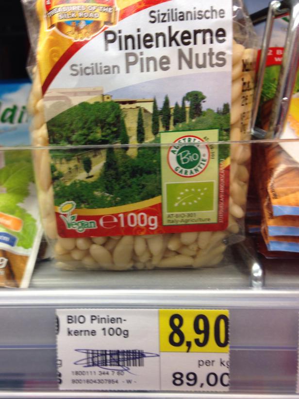 Eine Packung sizilianische Bio-Pinienkerne im Supermarktregal.