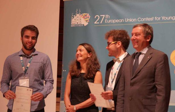 Gruppe von Personen steht vor einem Banner des 27. Europäischen Wettbewerbs für junge Wissenschaftler.