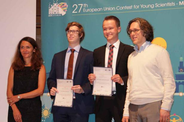 Preisträger des 27. Europäischen Wettbewerbs für junge Wissenschaftler posieren mit ihren Urkunden.