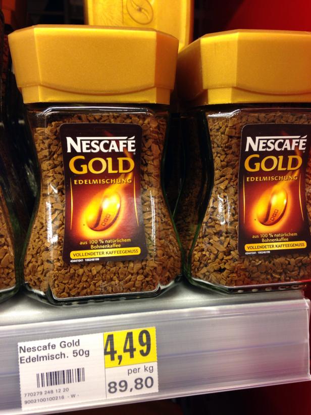 Zwei Gläser Nescafé Gold Edelmischung im Regal eines Supermarktes.