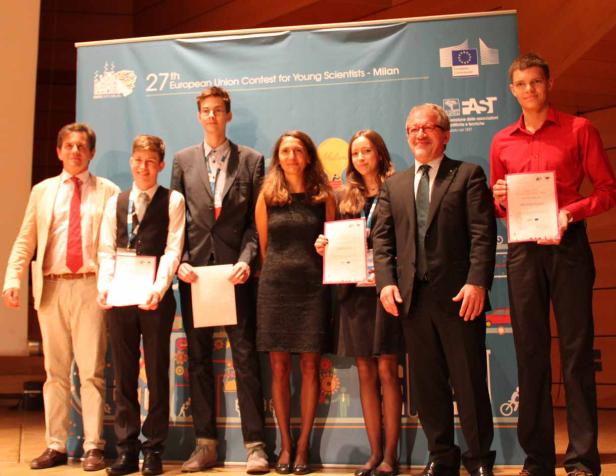 Eine Gruppe junger Wissenschaftler posiert bei der 27. European Union Contest for Young Scientists in Mailand.