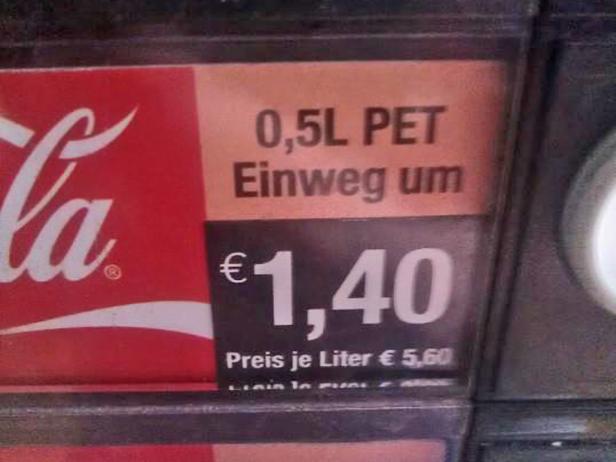 Ein Preisschild für eine 0,5L PET Einweg-Coca-Cola für 1,40 Euro.