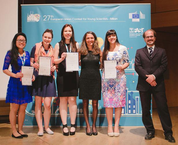 Eine Gruppe von Preisträgern steht vor einem Banner des 27. Europäischen Wettbewerbs für junge Wissenschaftler in Mailand.