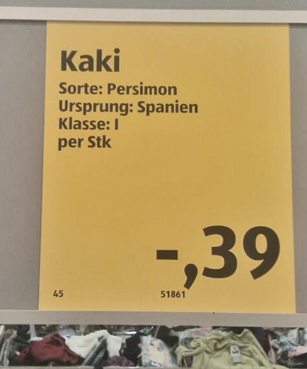 Ein Schild wirbt für Kakis der Sorte Persimon aus Spanien für -,39 pro Stück.