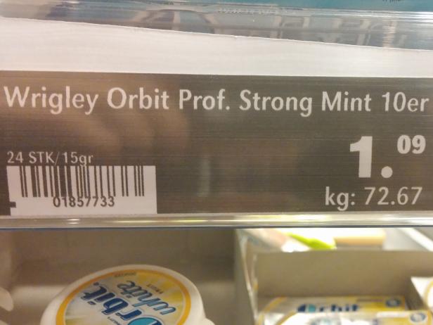 Eine Packung Wrigley Orbit Prof. Strong Mint Kaugummi mit Preisangabe.