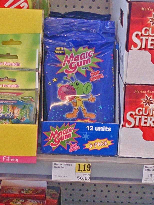 Eine Packung „Magic Gum“ Kaugummi mit Brausepulver im Supermarktregal.