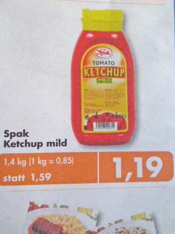 Eine Flasche „Spak Tomato Ketchup Mild“ steht vor einem Preisangebot.