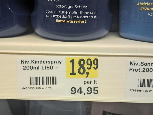 Ein Regal mit Nivea Kindersonnenspray für 18,99 Euro.