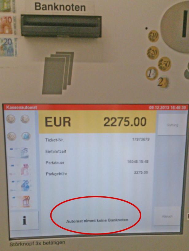 Ein Parkautomat zeigt die Meldung „Automat nimmt keine Banknoten“ an.
