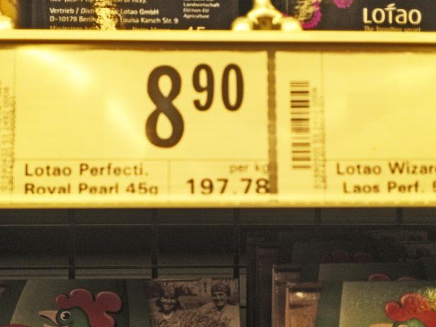 Ein Preisschild zeigt 8,90 € für „Lotao Perfecti. Royal Pearl 45g“.