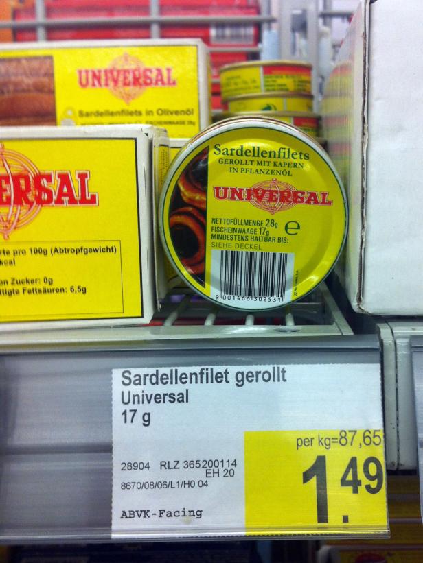 Eine Dose „Universal“ Sardellenfilets, gerollt mit Kapern in Pflanzenöl.