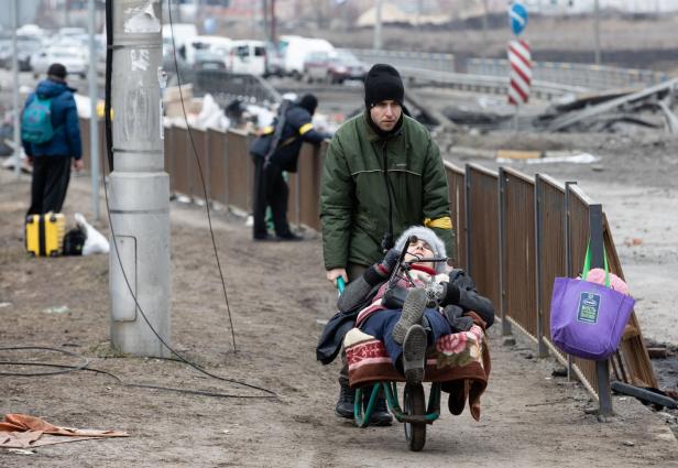 Tag 14: Ukraine meldet Beschuss von Geburtsklinik, Evakuierungen stocken