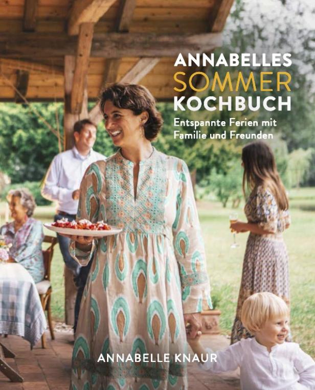 Das Cover von Annabelle Knauers „Sommer Kochbuch“ mit einer Frau, die ein Gericht präsentiert.